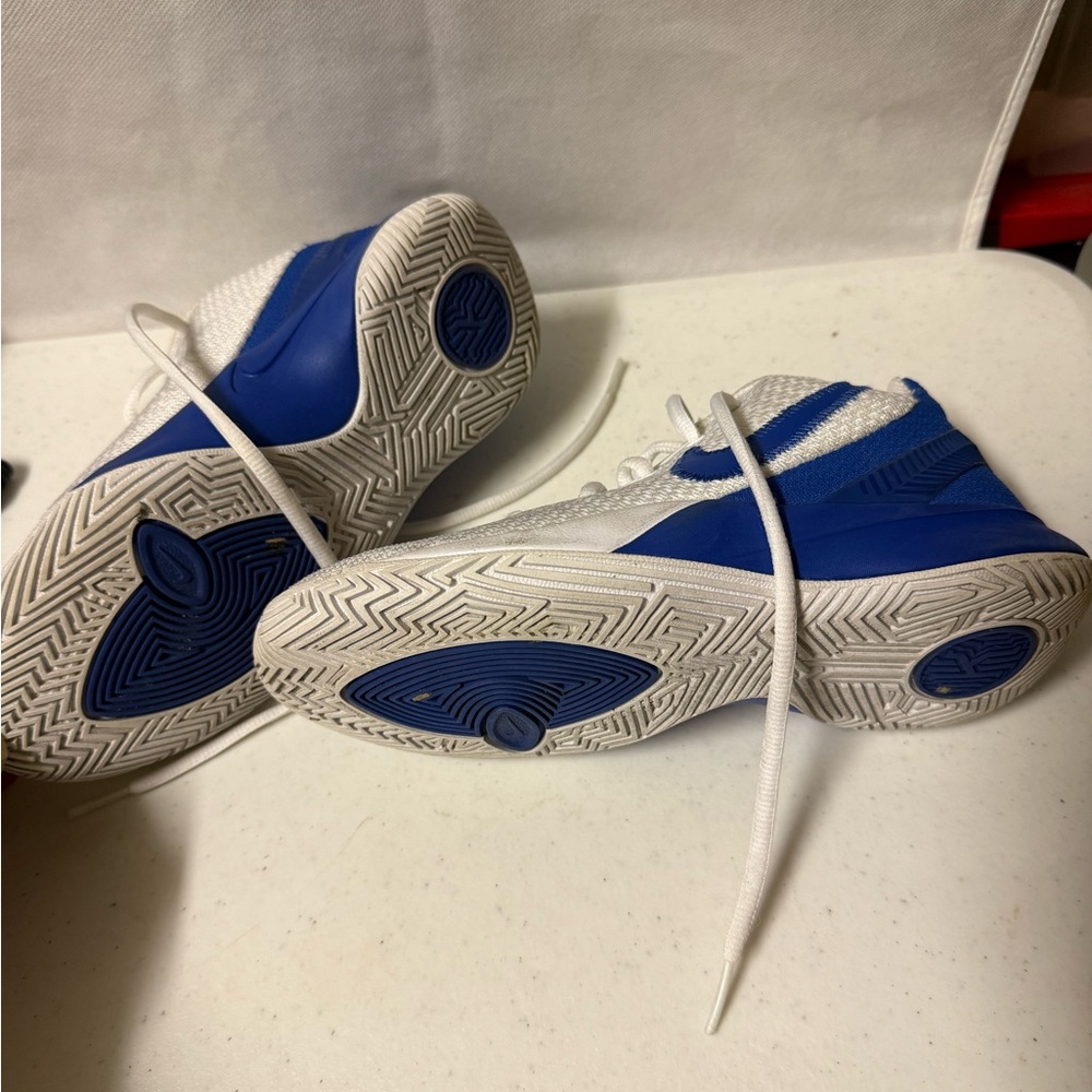 Kyrie Irving, basketball shoes kids like new